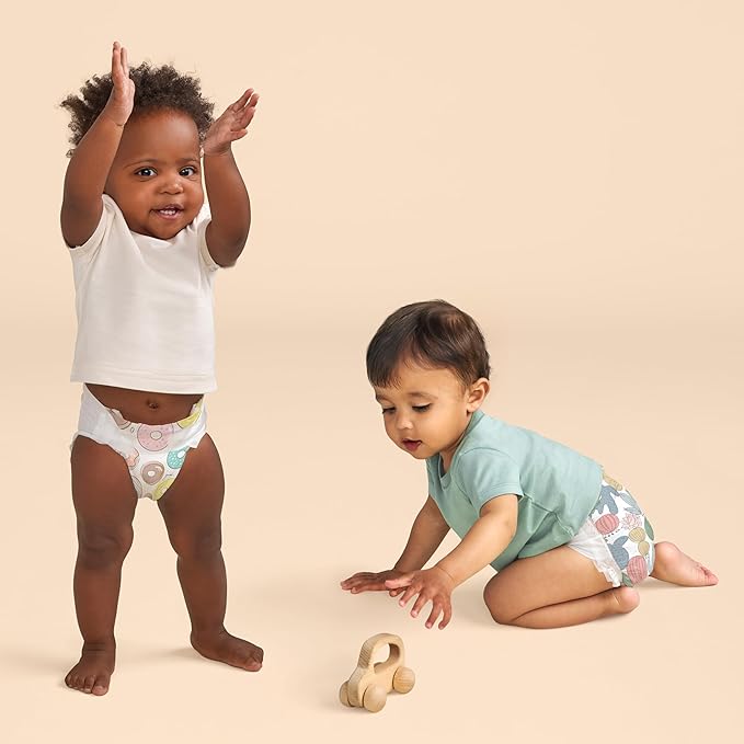The Honest Company Clean Conscious Diapers for Delicate Skin | Up to 100% Leakproof | Hypoallergenic, Fragrance Free | Gender Neutral | Super Club Box, Size 4 (22-37 lbs), 104 Count (Prints May Vary)