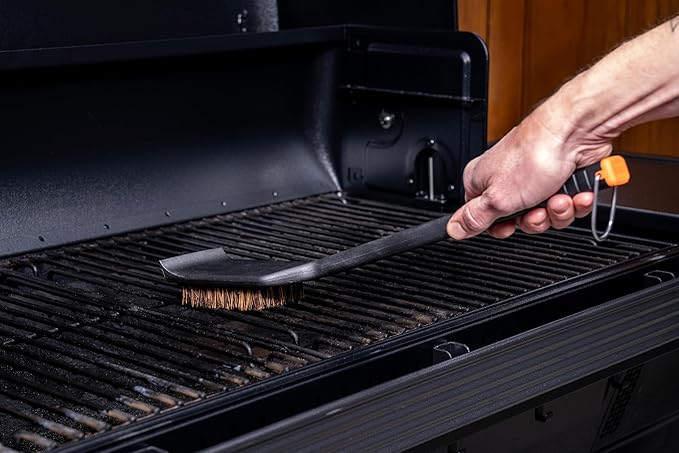 Traeger Grills Hot n' Cold Grill Cleaning Brush – Natural Palmyra Bristles for Hot & Cold Grate Scrubbing, Deep Clean & BBQ Maintenance