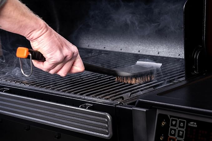Traeger Grills Hot n' Cold Grill Cleaning Brush – Natural Palmyra Bristles for Hot & Cold Grate Scrubbing, Deep Clean & BBQ Maintenance